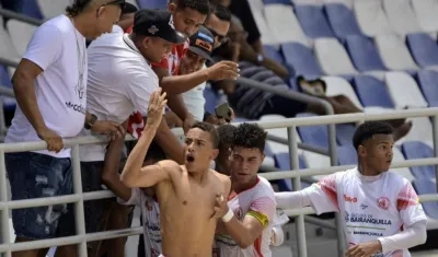 Jugadores de Atlántico celebran el gol del triunfo. 