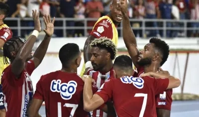 Miguel Ángel Borja celebrando el gol con sus compañeros.