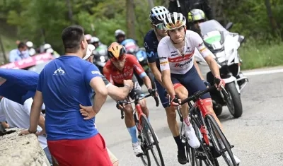 Julio Ciccone lleva la punta del grupo que cierra Santiago Buitrago. 