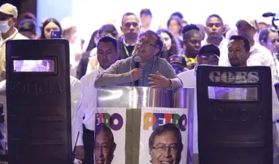 Gustavo Petro cerrando campaña en la Plaza de Bolívar en Bogotá.