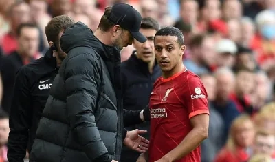 Thiago conversa con Klopp. 