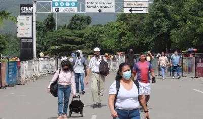 Colombianos cruzando el Puente Internacional Simón Bolívar para votar y aprovisionarse.