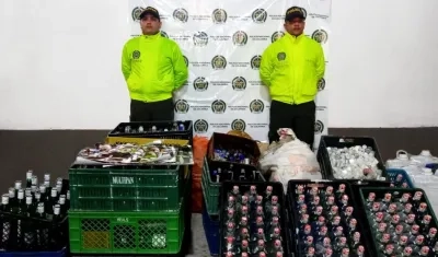 Botellas y otros elementos hallados por la Policía en la fábrica clandestina. 