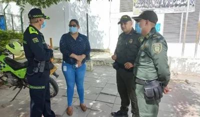 Policía reunida con la secretaria de Gobierno