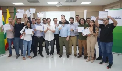 El Alcalde Jaime Pumarejo con un grupo de jóvenes.