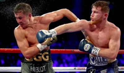 Saúl 'Canelo' Álvarez, boxeador mexicano, conecta golpe al kazajo Gennady Golovkin