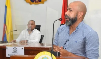 El Secretario de Hacienda, Gustavo Rocha, sustentando la solicitud.