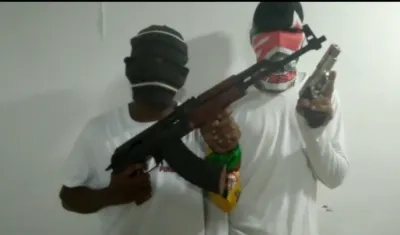 Encapuchados lanzando amenazas en Rebolo.