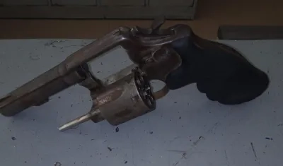 Arma de fuego encontrada al presunto responsable.