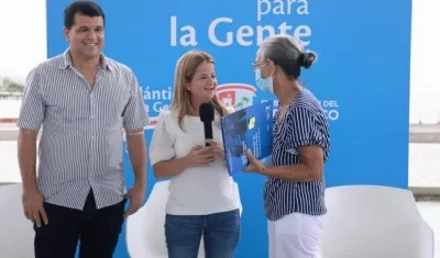 La Gobernadora Elsa Noguera entregado el título a una beneficiaria.