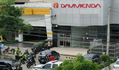 La Policía en la parte externa del banco. 