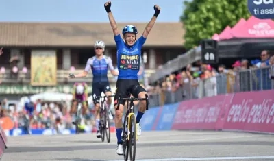 Koen Bouwman se impone en la meta. 