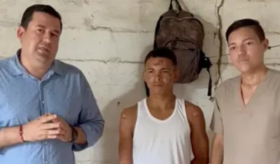 El mantero herido junto con el alcalde de Sabanagrande. 