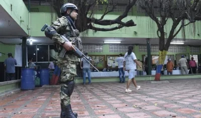 Militares en puestos de votación