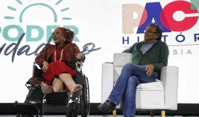 Una foto de hace unos meses, en que se ve a Piedad Córdoba y a Gustavo Petro.