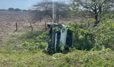 Vehículo volcado tras el accidente en la Vía al Mar. 
