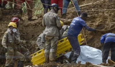 Rescatistas continúan con sus labores.