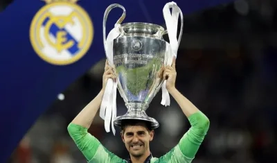 Thibaut Courtois levanta el trofeo de campeón. 