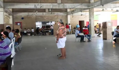Los jurados esperando a los votantes en el Colegio Francisco José de Caldas.