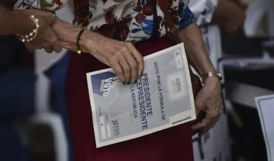 Una ciudadana ejerciendo su derecho al voto en Barranquilla.