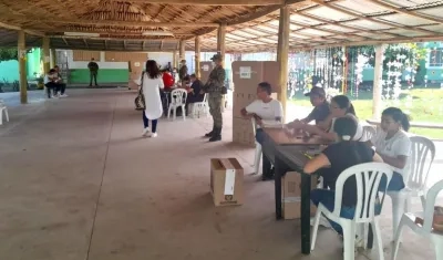 Los jurados esperando a los votantes en Montería.