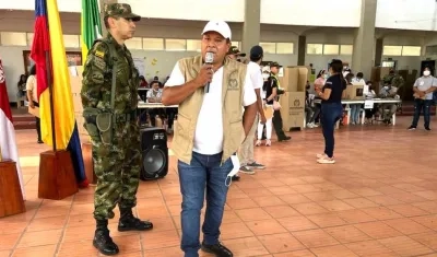 Las autoridades electorales vigilando el proceso en el municipio de Sabanalarga.