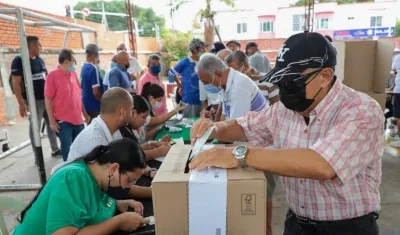 Ciudadano en Barranquilla ejerce su derecho al voto. 