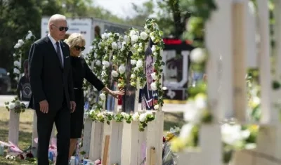 Los Biden pasearon durante varios minutos ante el memorial dedicado a las víctimas,