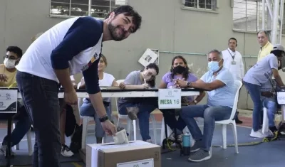 El Alcalde de Barranquilla, Jaime Pumarejo, depositando su voto.