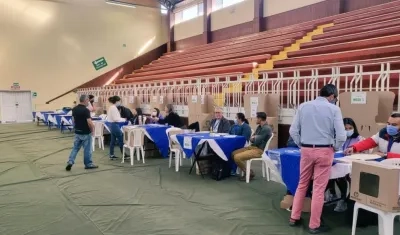 El Cónsul General de Colombia en Quito, Juan Carlos Rojas, inaugura la jornada de votación de hoy en el Colegio Benalcazar en la capital de Ecuador.