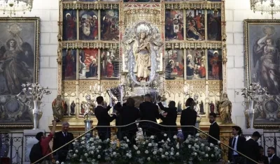 Jugadores del Real Madrid ofrecen el trofeo a la Virgen.