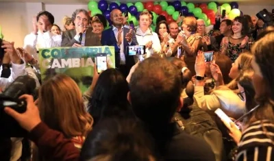 El excandidato Sergio Fajardo con miembros de la Coalición Centro Esperanza.