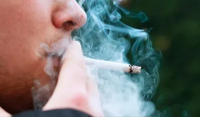 En algunos países el gobierno legislaron para que la industria del tabaco pague el costo de la limpieza de sus residuos.