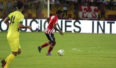 Didier Moreno controlando una llegada 'búcara' ante la marca de Michel Acosta.