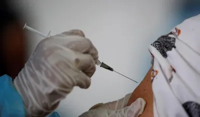 En la imagen de archivo, una persona recibe una dosis de la vacuna Pfizer contra el Covid-19. 