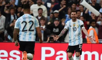 Lionel Messi celebra con Lautaro Martínez. 