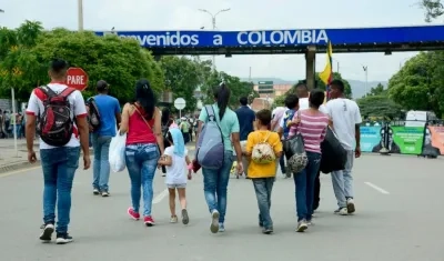 Migrantes venezolanos cruzan la frontero hacia Colombia. 