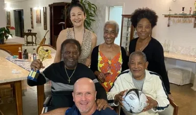 Pelé con una réplica del trofeo Jules Rimet. 