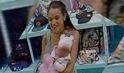 Imagen de la mujer cuando se llevaba a la bebé.