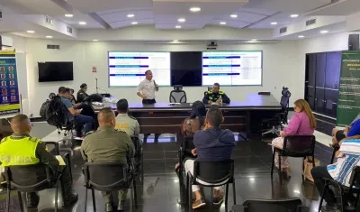 Líderes gremiales reunidos con la Policía y funcionarios de la Alcaldía. 