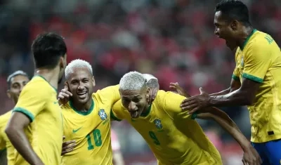 Neymar celebra con sus compañeros. 