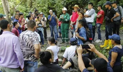 Rescatistas con familiares de los atrapados.