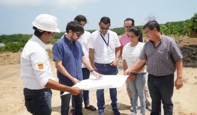 El Alcalde Jaime Pumarejo revisando los planos del proyecto.
