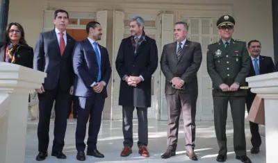 Marito Addo al lado de autoridades colombianas.