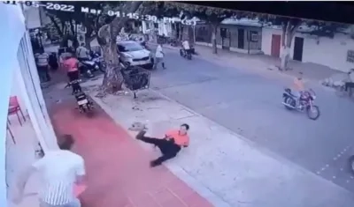 Momento en que el hombre intenta agredir a su expareja. 