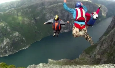 Practicantes del salto de base. 