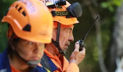 Rescatistas con familiares de los atrapados.