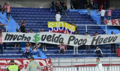 La bandera que mostraron en la tribuna sur.