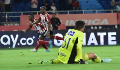 Carmelo Valencia celebrando el gol del triunfo con Edwuin Cetr{e.