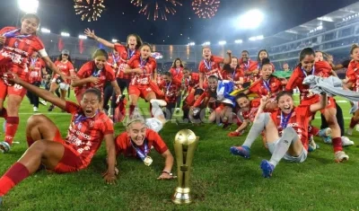 Jugadoras de América de Cali celebrando el título.